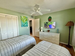 2 habitaciones, tabla de planchar con plancha y cuna de viaje 