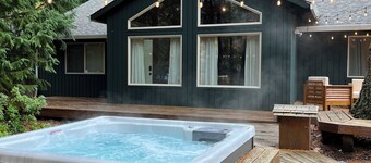 Cozy Mountain Home with Hot Tub and Wifi in Rhododendron