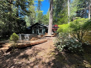 Exterior - Cozy Mountain Home with Hot Tub and Wifi in Rhododendron (Rhododendron)
