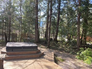 Outdoor spa tub - Cozy Mountain Home with Hot Tub and Wifi in Rhododendron (Rhododendron)