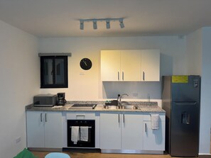 Kylskåp, mikrovågsugn, ugn och spishäll