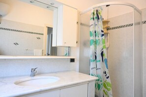 淋浴设施、坐浴桶、毛巾
