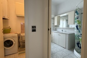 Douche, bidet, serviettes fournies