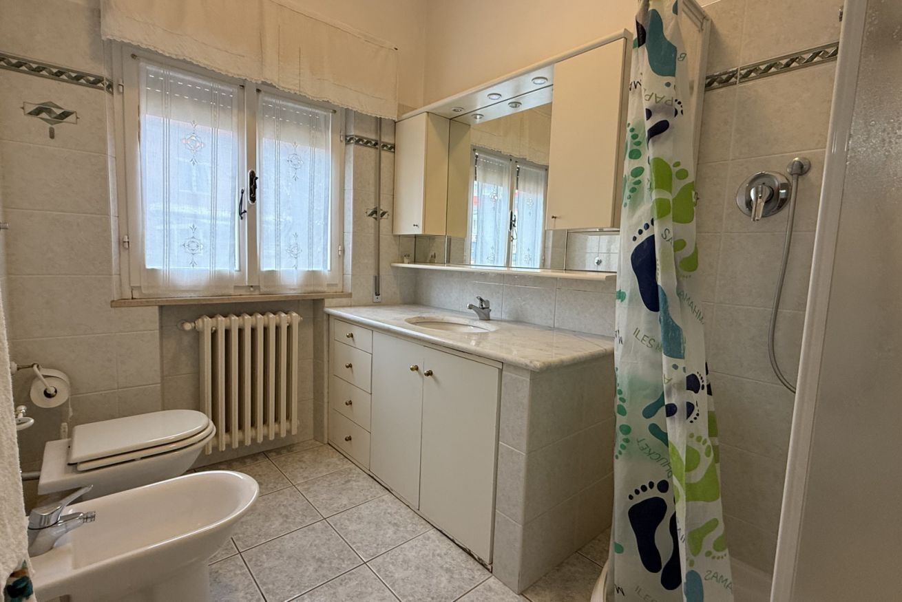 Shower, bidet, towels