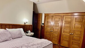 A bedroom with a bed, bedside table, lamp, and wooden wardrobe. - Stunning Coach House in Evanston, near Lake and Northwestern University (Evanston)