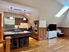 Fridge, microwave, oven, stovetop - Stunning Coach House in Evanston, near Lake and Northwestern University (Evanston)