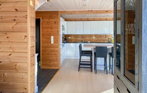 Réfrigérateur, plaque de cuisson, lave-vaisselle, cafetière/bouilloire