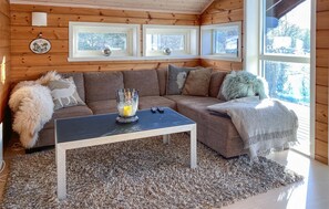 Smart TV, fireplace - Cozy home in Stryn with sauna (Stryn)