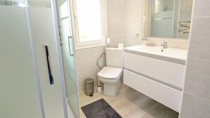 House, 3 Bedrooms, Terrace | Bathroom - Global Gavina Salou - By Global Rental Holidays 8755 (Salou)