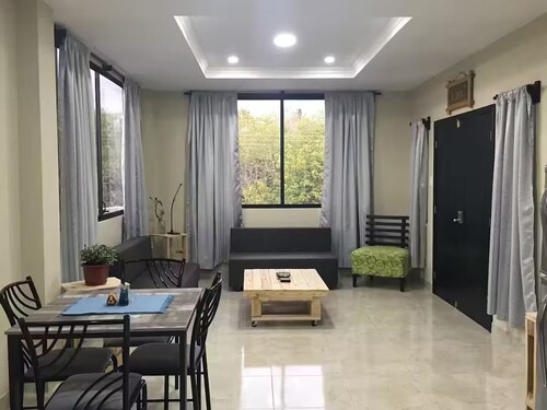 Modern w/Balcony Apt, 5min away FROM SEA!