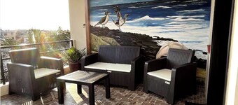 Modern w/Balcony Apt, 5min away FROM SEA!