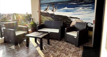 Modern w/Balcony Apt, 5min away FROM SEA!