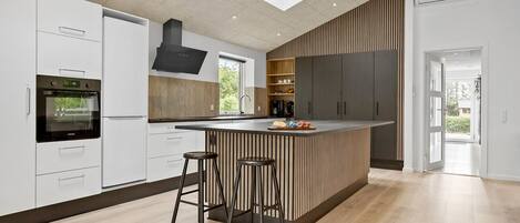 Kjøleskap, oppvaskmaskin og kaffetrakter/tekoker