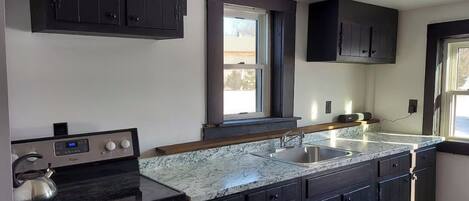 Kylskåp, mikrovågsugn, ugn och spishäll