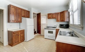Fridge, microwave, oven, stovetop - Unique Tudor Gem in Prime Cincinnati Location! (Cincinnati)
