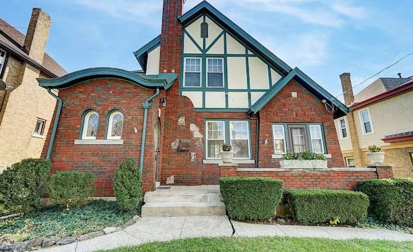 Exterior - Unique Tudor Gem in Prime Cincinnati Location! (Cincinnati)