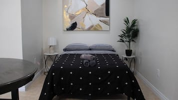 Iron/ironing board, WiFi, bed sheets