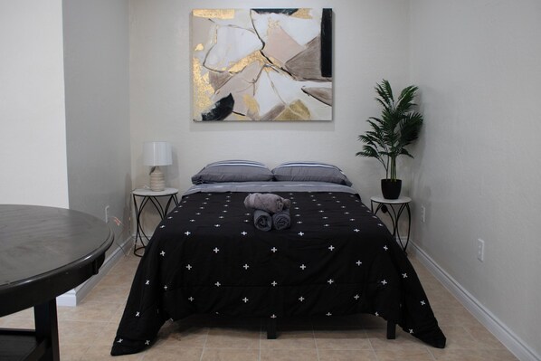 Iron/ironing board, WiFi, bed sheets