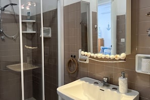 Shower, bidet, towels - P051 – Porto Recanati, comfortable two-room apartment with sea view (Porto Recanati)