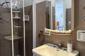 Doccia, bidet, asciugamani