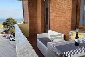 Outdoor dining - P051 – Porto Recanati, comfortable two-room apartment with sea view (Porto Recanati)