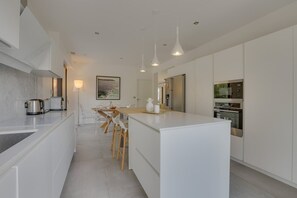 Kjøleskap, mikrobølgeovn, ovn og oppvaskmaskin