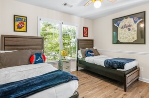 5 bedrooms, iron/ironing board, WiFi, bed sheets - New! Lux Mansion, 5 BR 4 BA, Heated Pool, Sleeps 12+ (Fayetteville)