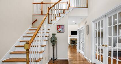 New! Lux Mansion, 5 BR 4 BA, Heated Pool, Sleeps 12+