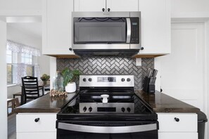 Kjøleskap, mikrobølgeovn, ovn og kokeplater