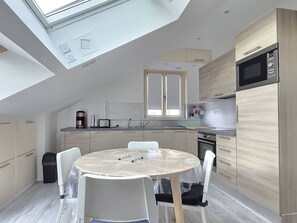 Kühlschrank, Mikrowelle, Ofen, Geschirrspüler