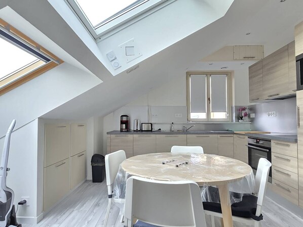 Kühlschrank, Mikrowelle, Ofen, Geschirrspüler