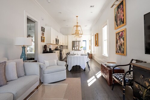 Art-filled 2-bedroom cottage with WiFi and AC in New Orleans