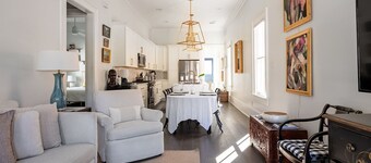 Art-filled 2-bedroom cottage with WiFi and AC in New Orleans