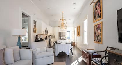 Art-filled 2-bedroom cottage with WiFi and AC in New Orleans