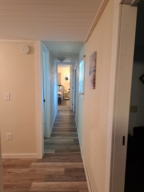 Interior - Red Fish Pass - Cozy 2-bedroom 1.5 bath on shared launch on Charming Pine Island (Saint James City)