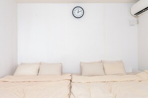 6 bedrooms, desk, iron/ironing board, free WiFi