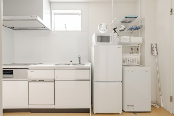 Kühlschrank, Mikrowelle, Wasserkocher, Kochgeschirr/Geschirr/Besteck