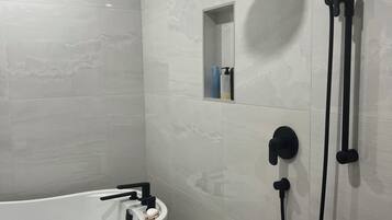 SĂšche-cheveux, serviettes fournies, savon, papier toilette