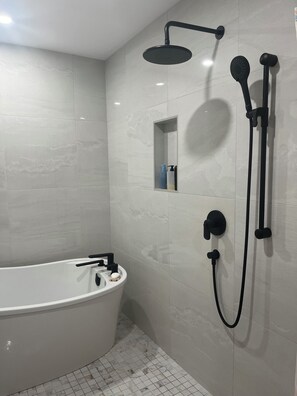Haartrockner, Handtücher, Seife, Toilettenpapier