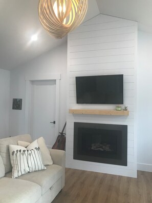 Smart TV, fireplace - Now Booking 2026 Spacious Cottage Close to Parlee beach and Main Street Shediac (Shediac)