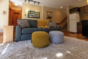 Smart TV, lareira, livros