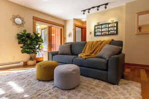 Smart-TV, Kamin, Bücher