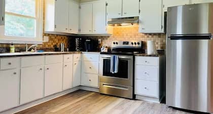 Homey Bungalow 3 min to ECU, Hospital & Uptown