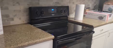 Microondas, horno, parrilla de estufa y lavavajillas