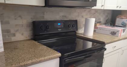 Spacious 2-bedroom house with WiFi and AC in awesome Houston. A Home for You!