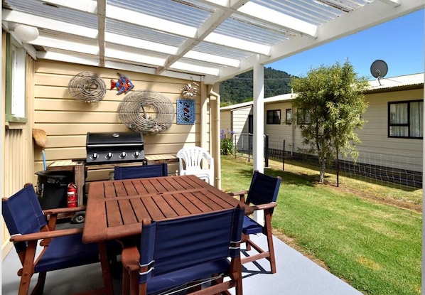 Outdoor dining - Okiwi Bay Cosy Cottage (Okiwi Bay)