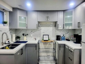 Kühlschrank, Wasserkocher mit Kaffee-/Teezubehör, Wasserkocher, Toaster