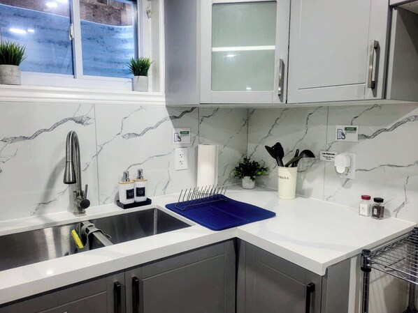 Refrigerador, cafetera y tetera, tetera eléctrica y tostadora 