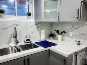 Kühlschrank, Wasserkocher mit Kaffee-/Teezubehör, Wasserkocher, Toaster