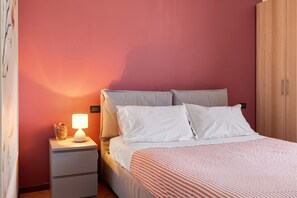 1 habitación, tabla de planchar con plancha, wifi gratis y ropa de cama 